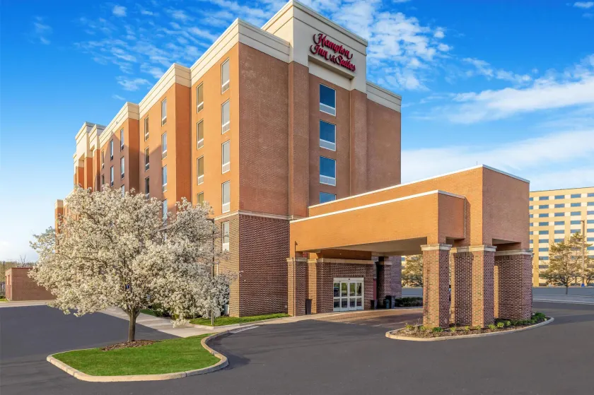 Hampton Inn & Suites Detroit / Airport - Romulus - Image 1