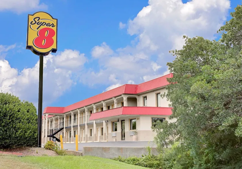 Super 8 by Wyndham Laurel - Image 1