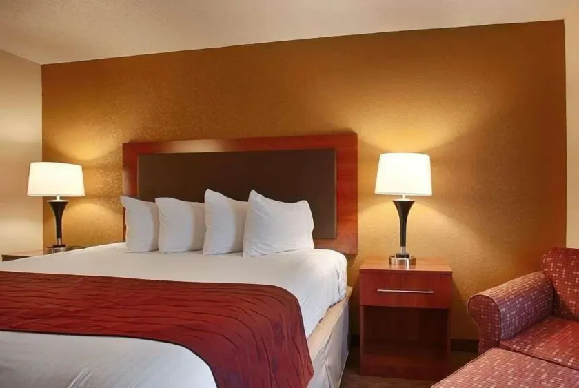 Days Inn by Wyndham Indiana Benjamin Franklin Highway - Image 1
