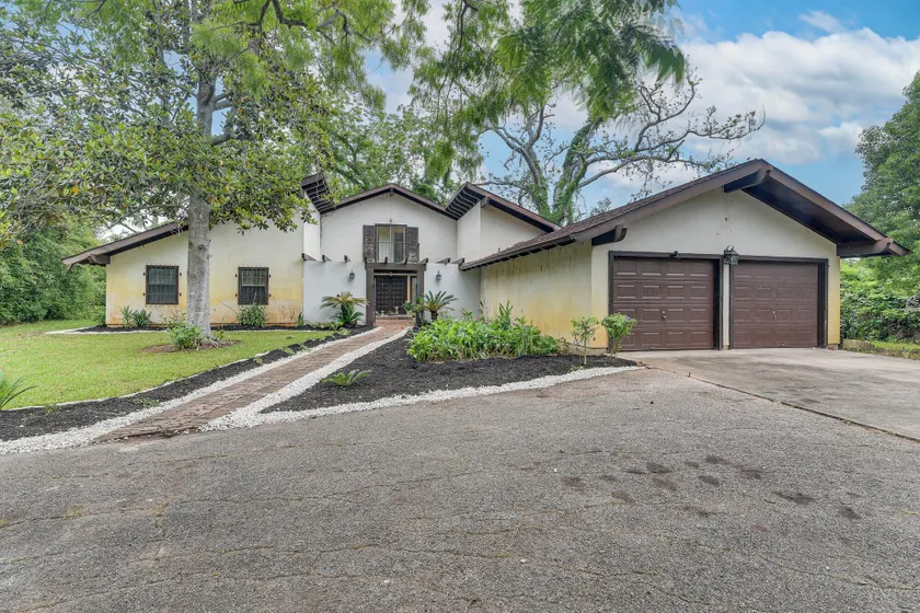 2 Mi to Dtwn: Spacious Angleton Home w/ Courtyard! - Image 1