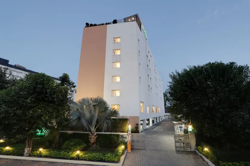 Lemon Tree Hotel Chandigarh - Image 1