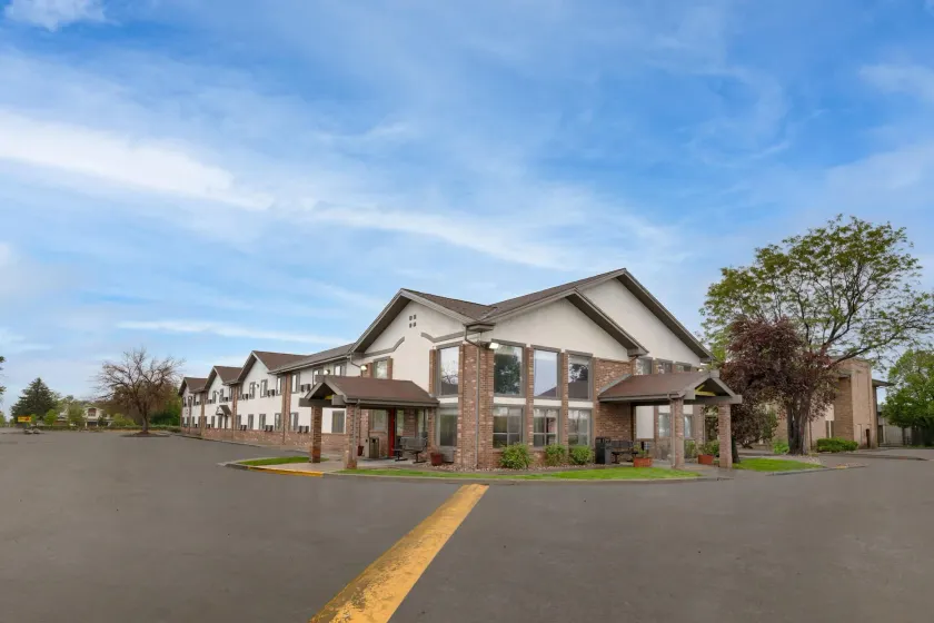 Super 8 by Wyndham Longmont/Twin Peaks - Image 1