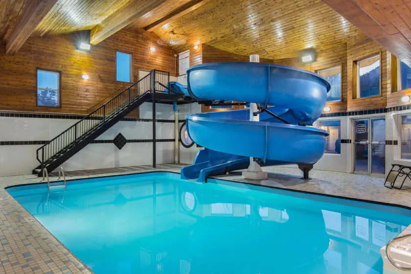 Travelodge by Wyndham Golden Sportsman Lodge - Image 1
