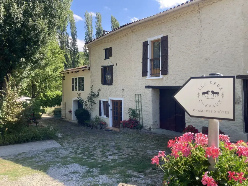 Les Deux Chevaux Chambres d’Hôtes - Image 1