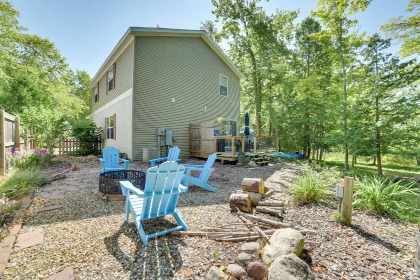 Walloon Lake Getaway w/ Fire Pit - Walk to Water! - Interiør