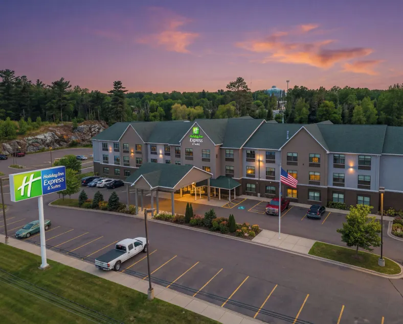 Holiday Inn Express & Suites Marquette by IHG - Image 1