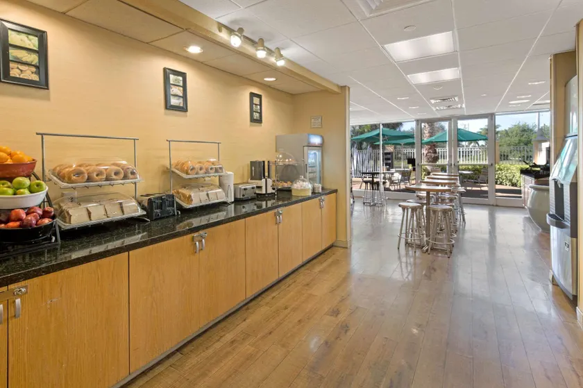 La Quinta Inn & Suites by Wyndham Sunrise - Image 1
