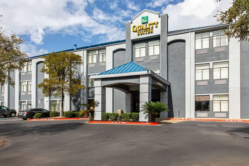 Quality Suites Austin South Street Elmo District - Image 1