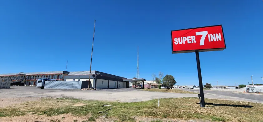 Super 7 Inn - Image 1