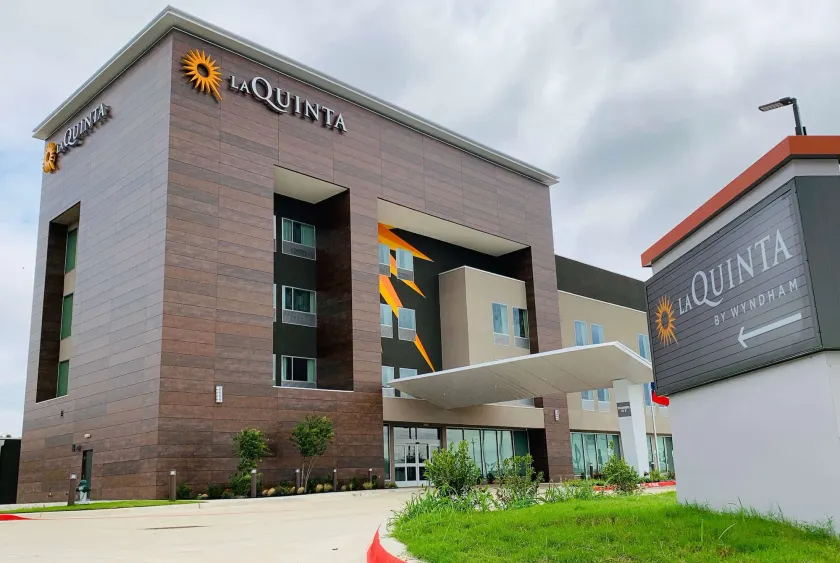 La Quinta Inn & Suites by Wyndham - Red Oak TX IH-35E - Image 1