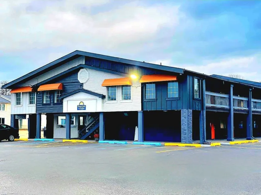 Days Inn and Suites by Wyndham Port Huron - Image 1