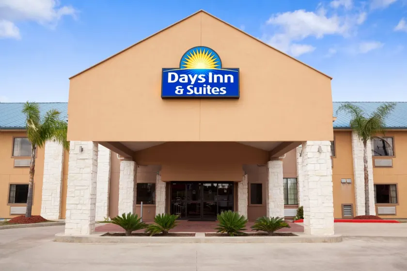 Days Inn & Suites by Wyndham Conroe North - Image 1