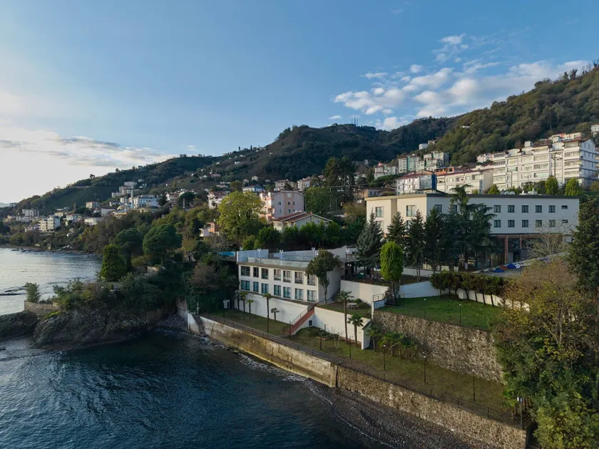 Waveside hotel - Image 1