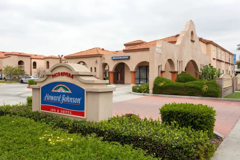 Howard Johnson Hotel & Suites by Wyndham Pico Rivera - Image 1