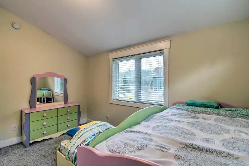 Scenic & Spacious Getaway on North Bay w/ Deck! - Interni