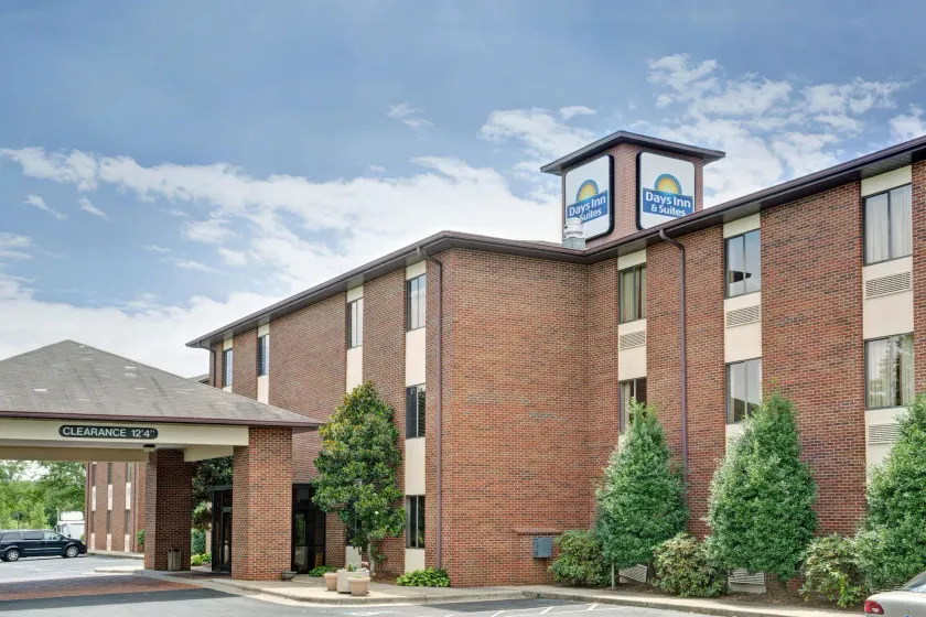 Days Inn & Suites by Wyndham Hickory - Image 1