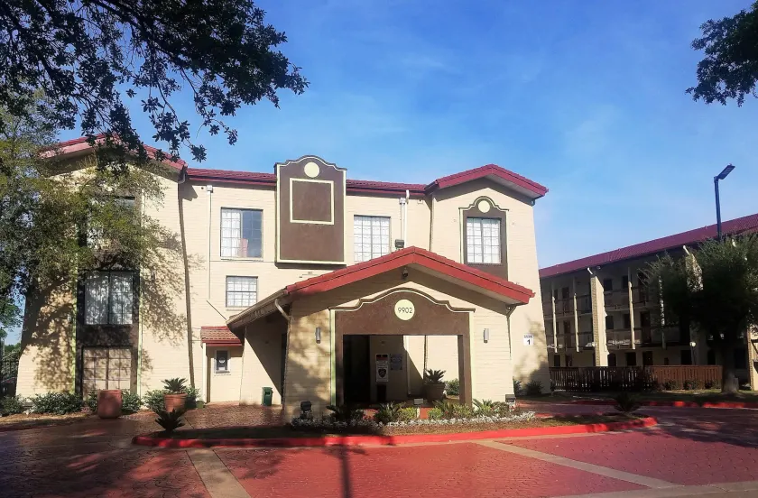 Red Roof Inn & Suites Houston- Hobby Airport - Image 1