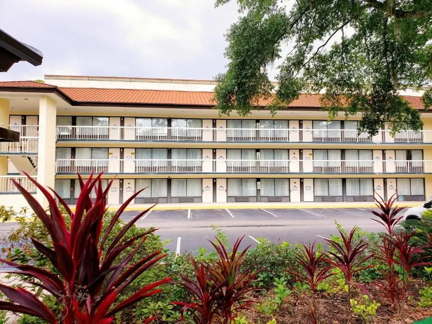 Simple Rewards Inn - Image 1