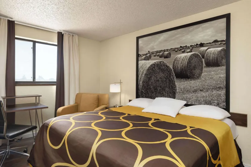 Super 8 by Wyndham Dodge City - Image 1