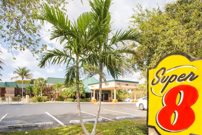 Super 8 by Wyndham North Palm Beach - Image 1