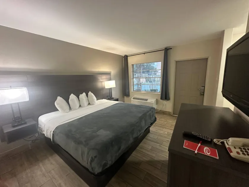 Econo Lodge St Petersburg Central - Image 1