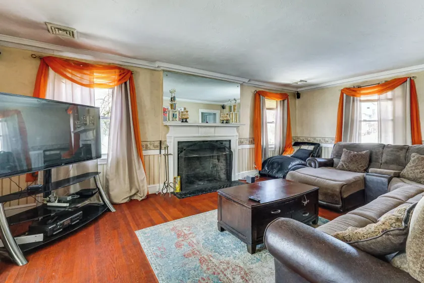 Walk to DW Field Park! Spacious Home w/ Deck - Image 1