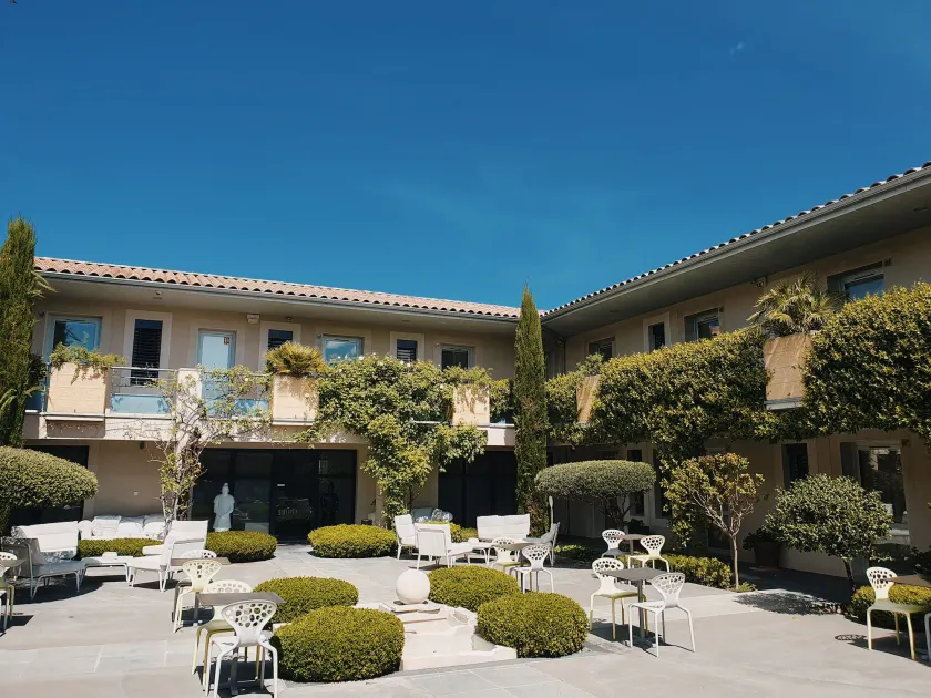 Patio De Violette - Image 1