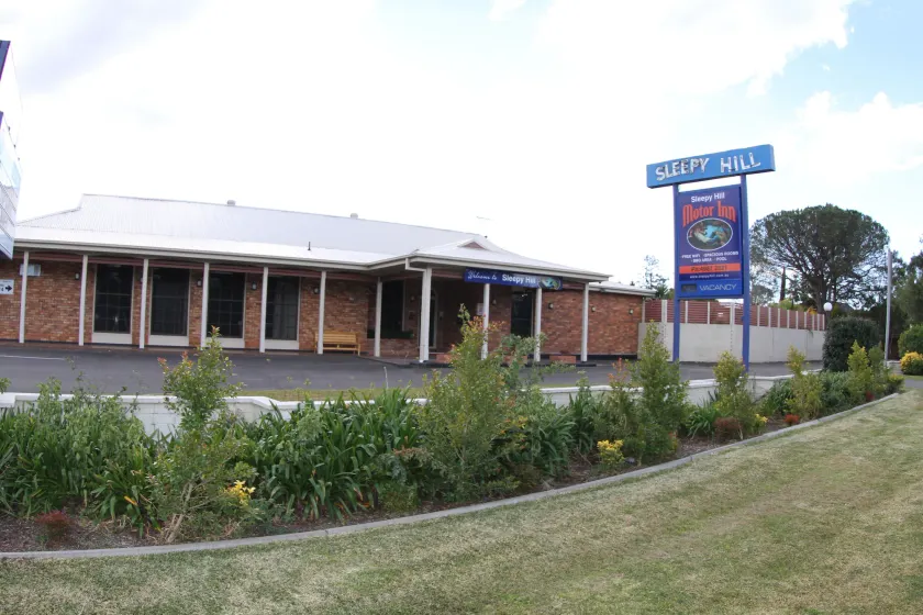 Sleepy Hill Motor Inn - Image 1