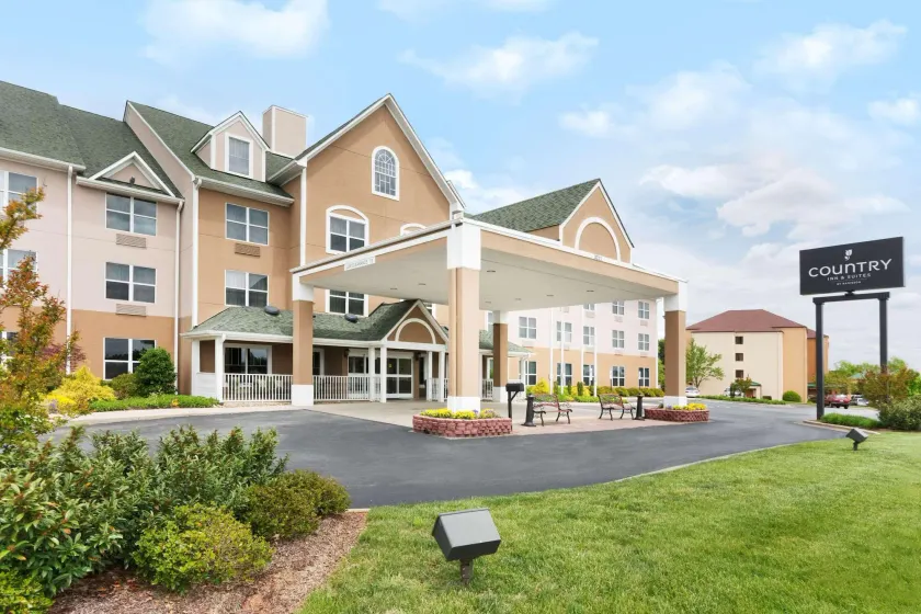 Country Inn & Suites by Radisson, Burlington Elon , NC - Image 1
