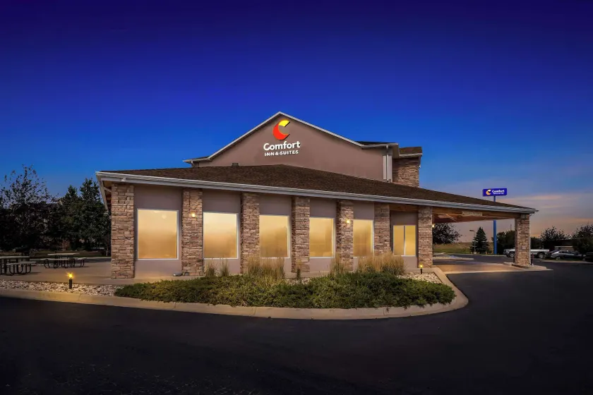 Comfort Inn & Suites Near University of Wyoming - Image 1