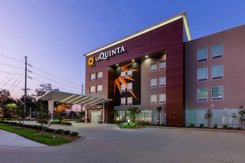 La Quinta Inn & Suites by Wyndham Lafayette Oil Center - Image 1