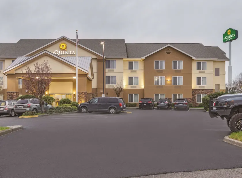 La Quinta Inn & Suites by Wyndham Central Point - Medford - Image 1