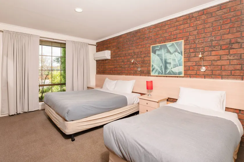 Bristol Hill Motor Inn - Image 1