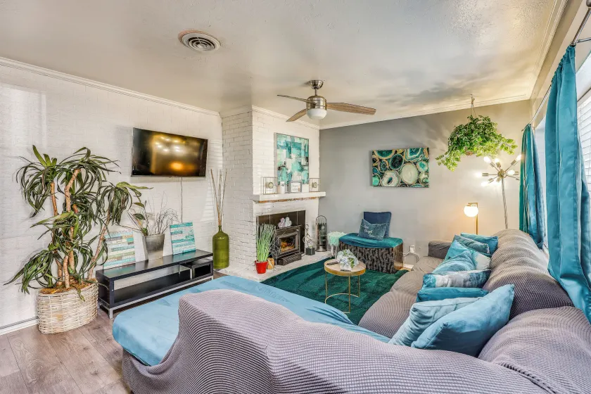 Gateway to East Bay! Inviting Apartment - Image 1