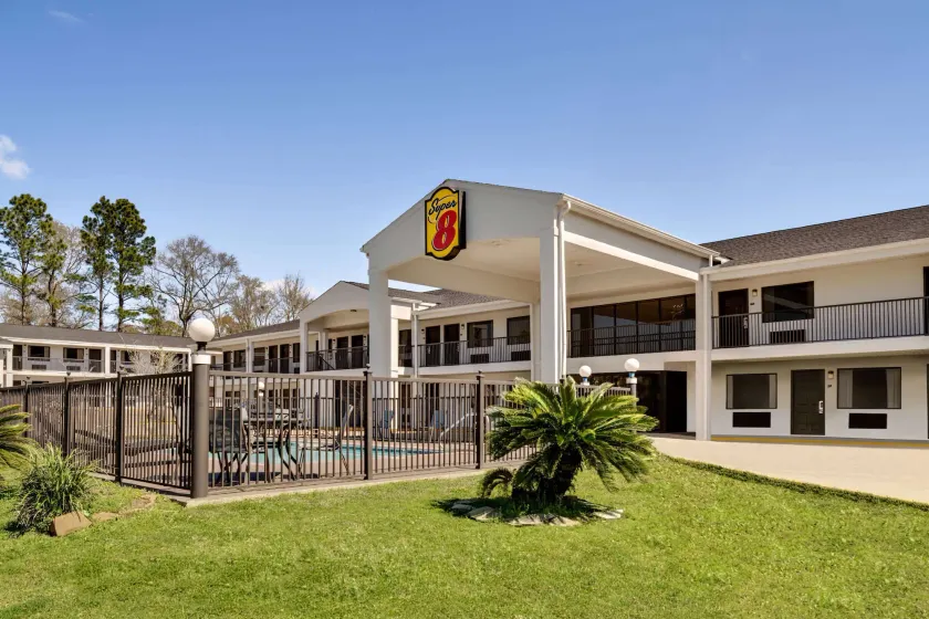 Super 8 by Wyndham Ocean Springs Biloxi - Image 1