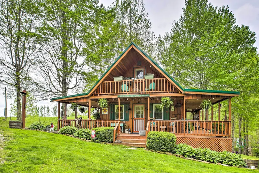 Wellington Cabin Escape w/ Wraparound Deck! - Image 1