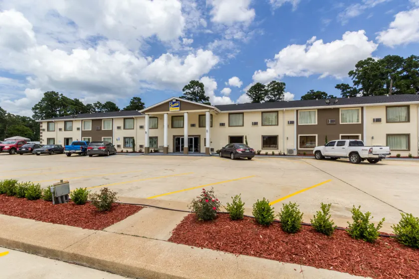 Scottish Inn and Suites Tomball - Image 1