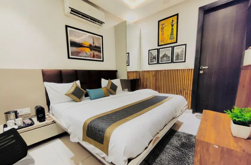 Hotel Sai Deluxe - Image 1