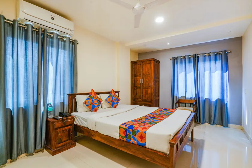 OYO Townhouse 1093 Unique Suites - Image 1
