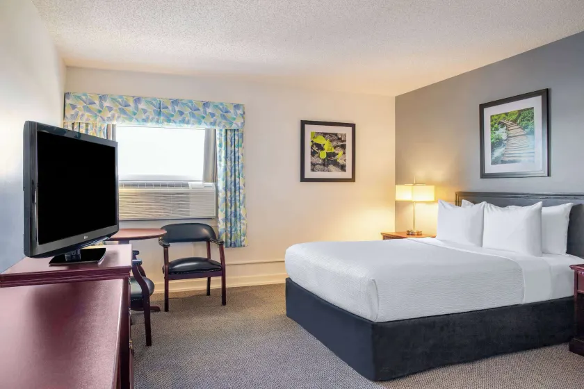 Days Inn & Conference Centre by Wyndham Camrose Norsemen - Image 1