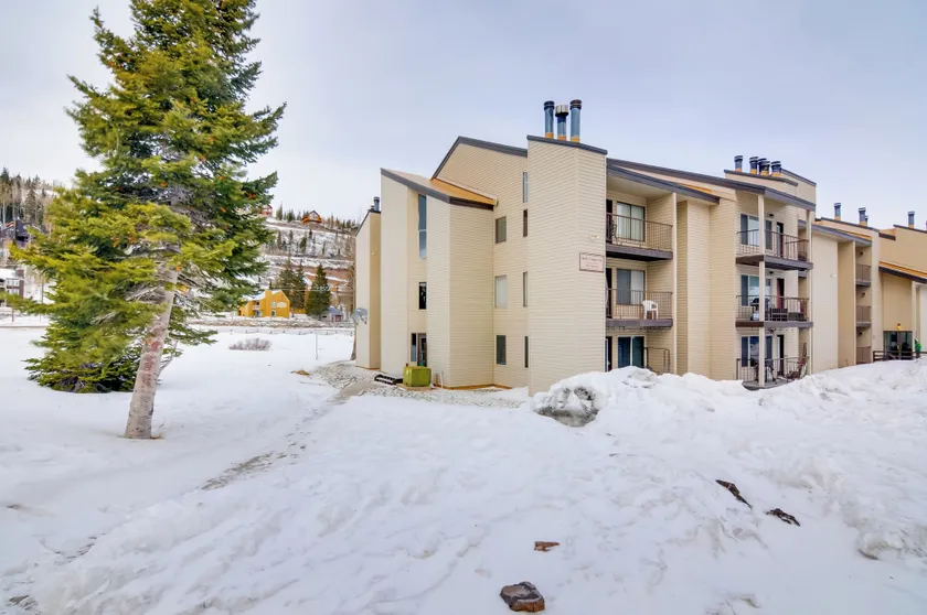 Ski-In/Ski-Out Brian Head Condo w/ Hot Tub! - Parte interna