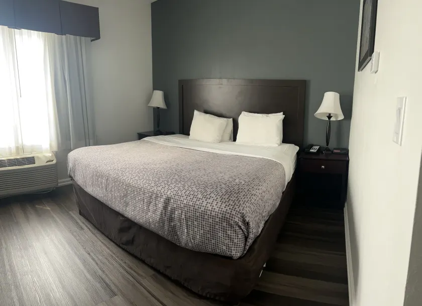 Econo Lodge & Suites Grand Rapids Airport - Image 1