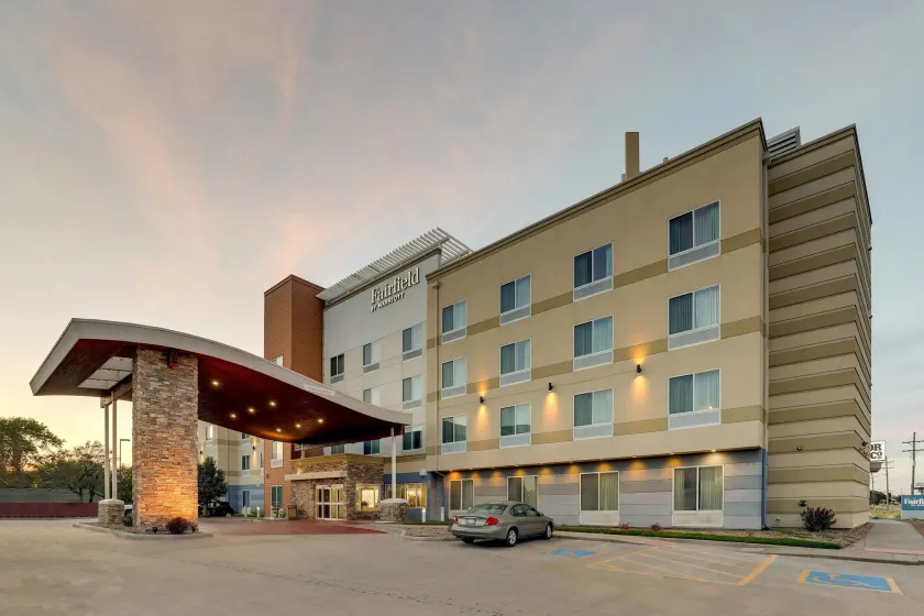 Fairfield Inn and Suites Hutchinson - Image 1