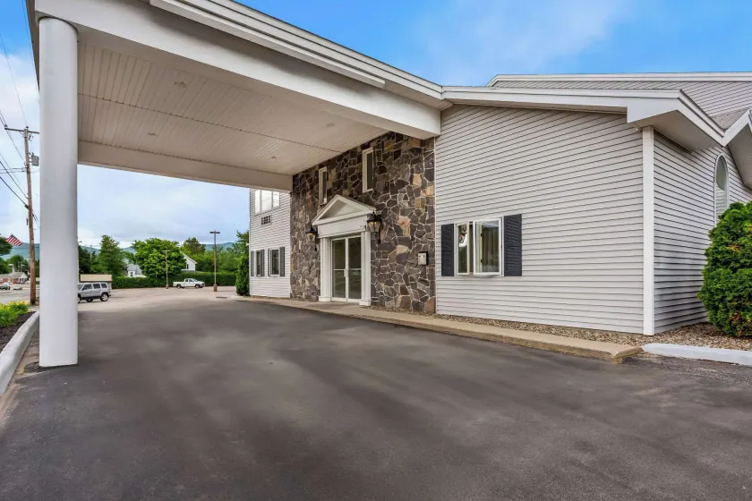 Quality Inn & Suites Gorham Riverside - Image 1