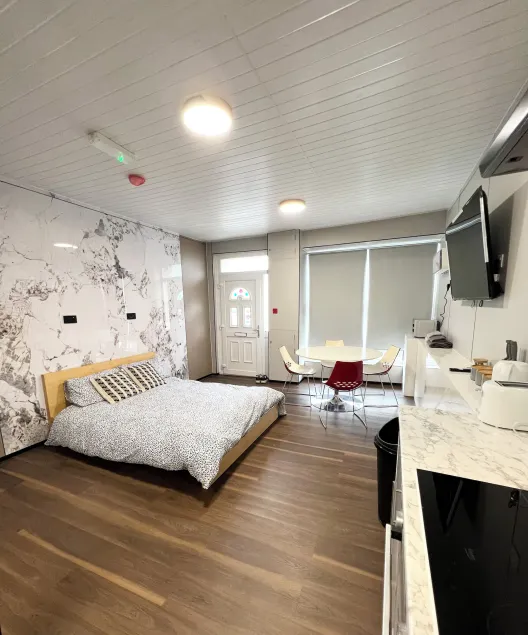 OYO Welsh Holiday Accommodation - Modern Stay - Image 1