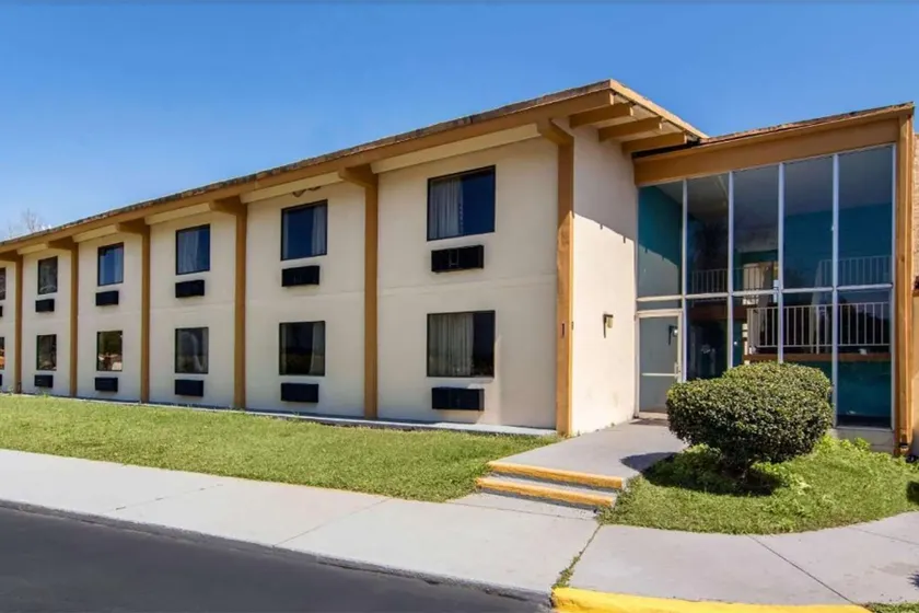 Travelodge by Wyndham Forsyth - Image 1
