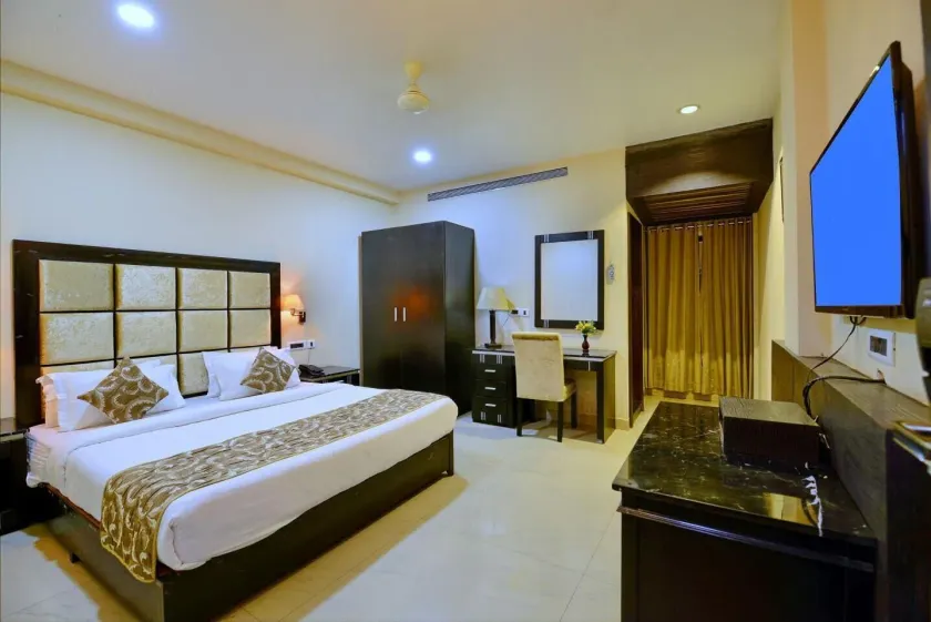 HOTEL FLORET INN - Image 1