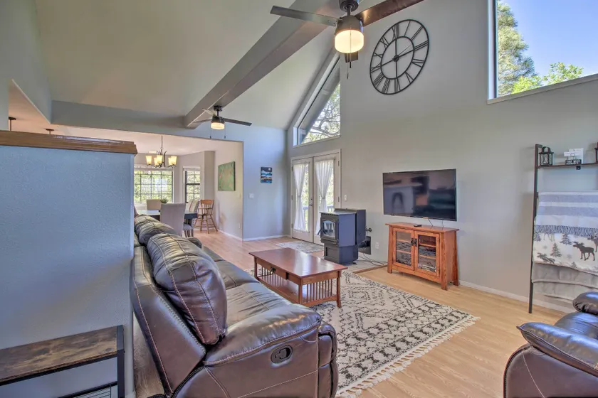 Modern Show Low Retreat w/ Deck & Mtn Views! - Interiør
