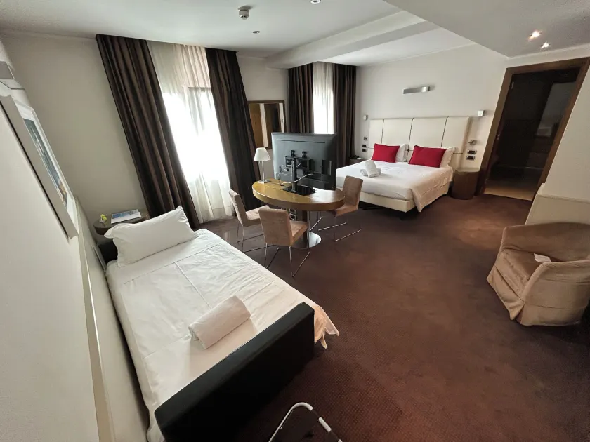 Hotel Plaza - Image 1