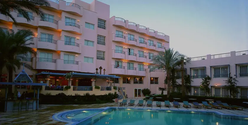 Sea Garden Hotel - Image 1